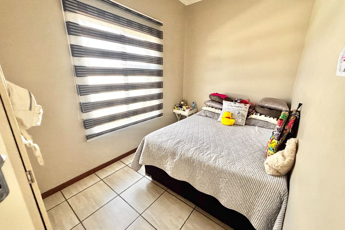 Charming 2 Bedroom Home with Private Yard and Garage - Photo 5