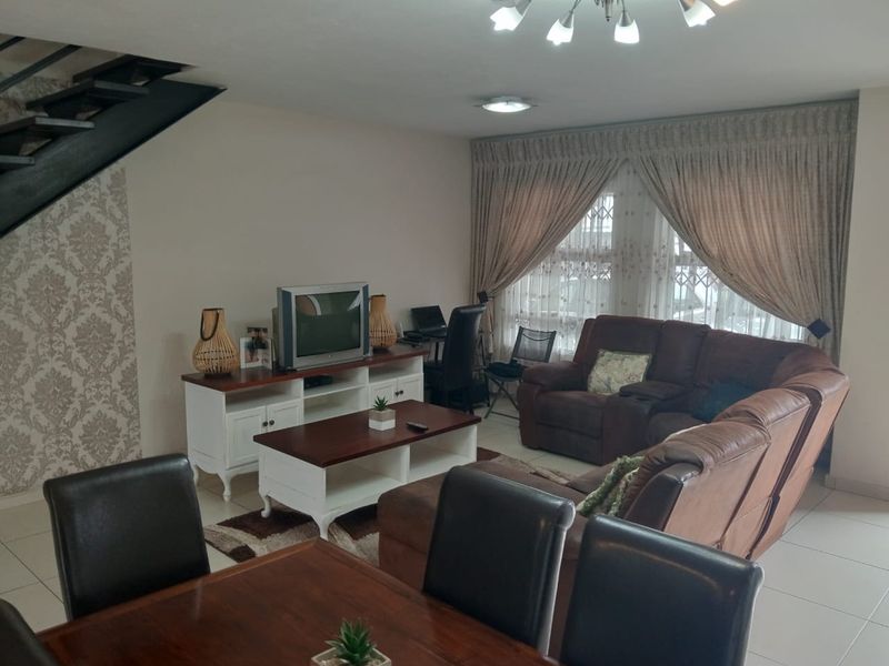 Modern 3-Bedroom Townhouse to Let in Cashan - Photo 4