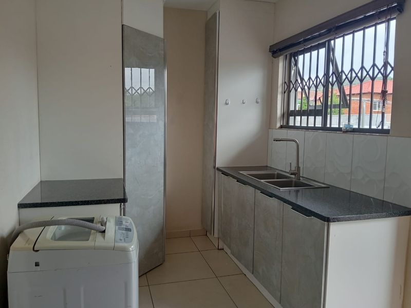 Modern 3-Bedroom Townhouse to Let in Cashan - Photo 5