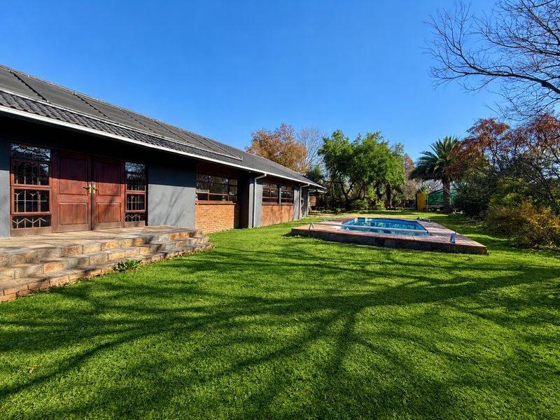Fully Furnished Entertainment Home WIFI GARDEN SERVICES & CLEANING INCLUDED - Photo 1
