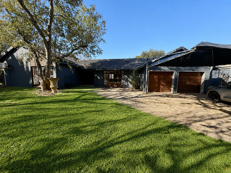 Fully Furnished Entertainment Home WIFI GARDEN SERVICES & CLEANING INCLUDED - Photo 3