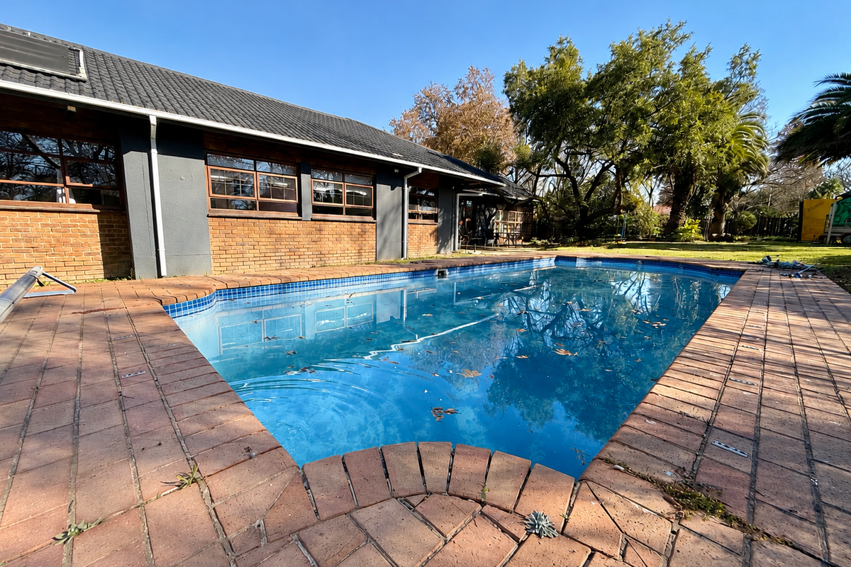 Fully Furnished Entertainment Home WIFI GARDEN SERVICES & CLEANING INCLUDED - Photo 2