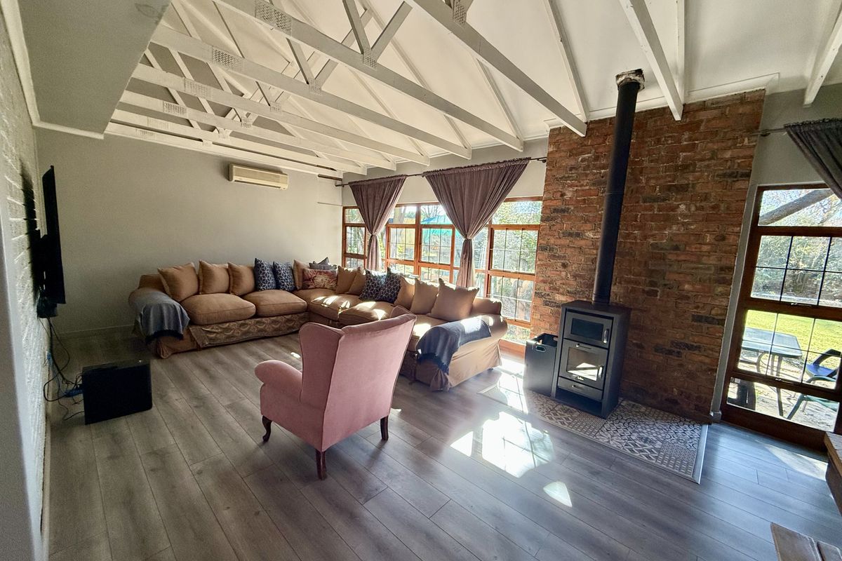 Fully Furnished Entertainment Home WIFI GARDEN SERVICES & CLEANING INCLUDED - Photo 4