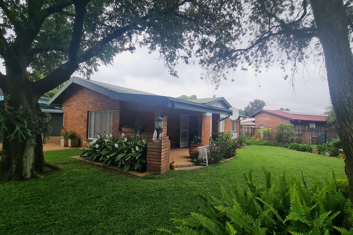 **Welcome to Your Dream Home in Protea Park, Rustenburg!** - Photo 2