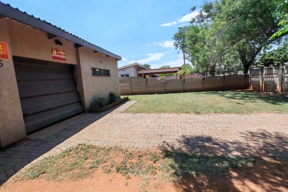 Family Home with Pool and Lapa in Sasolburg Ext 12 - Photo 2