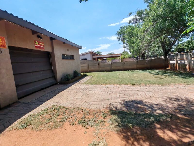 Family Home with Pool and Lapa in Sasolburg Ext 12 - Photo 2