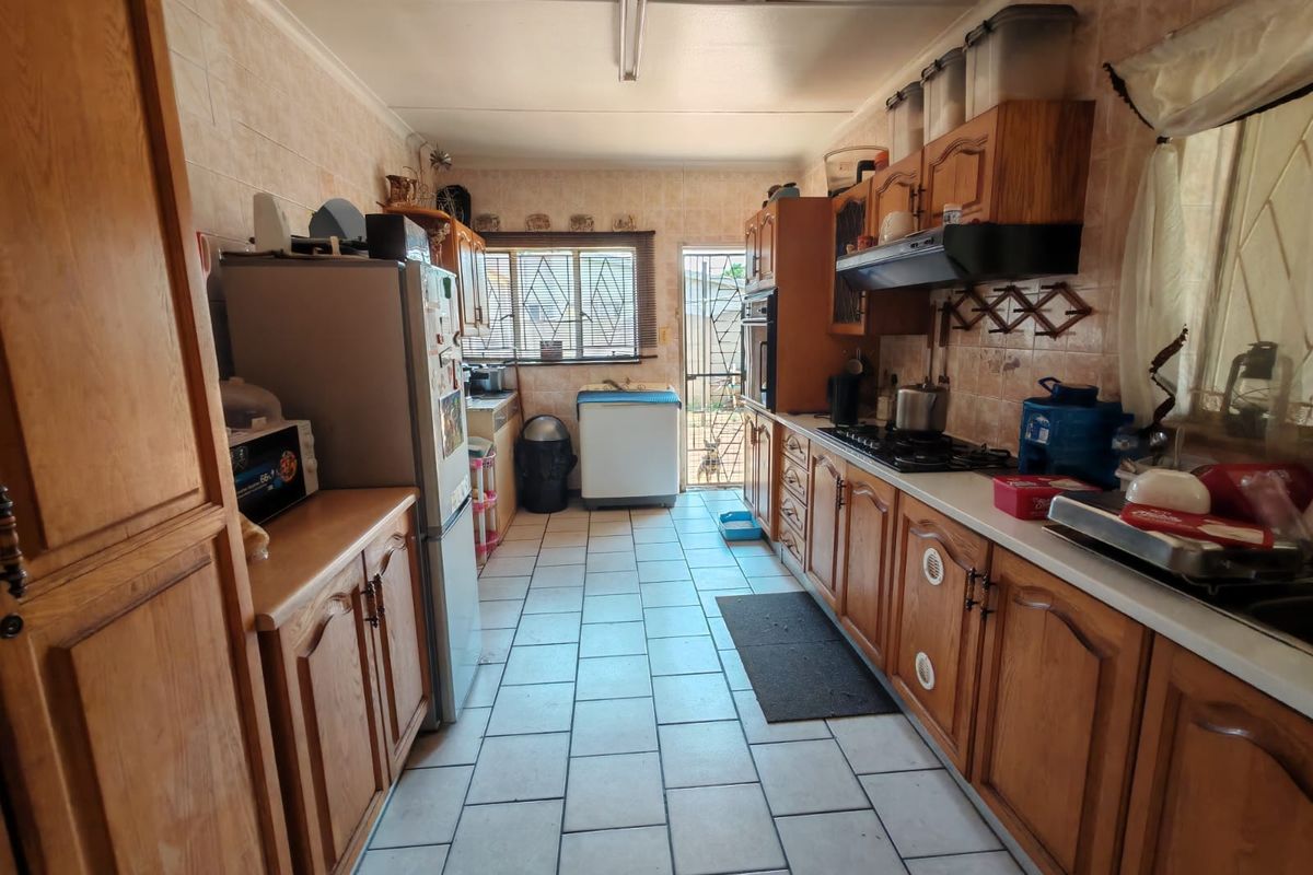 Family Home with Pool and Lapa in Sasolburg Ext 12 - Photo 3