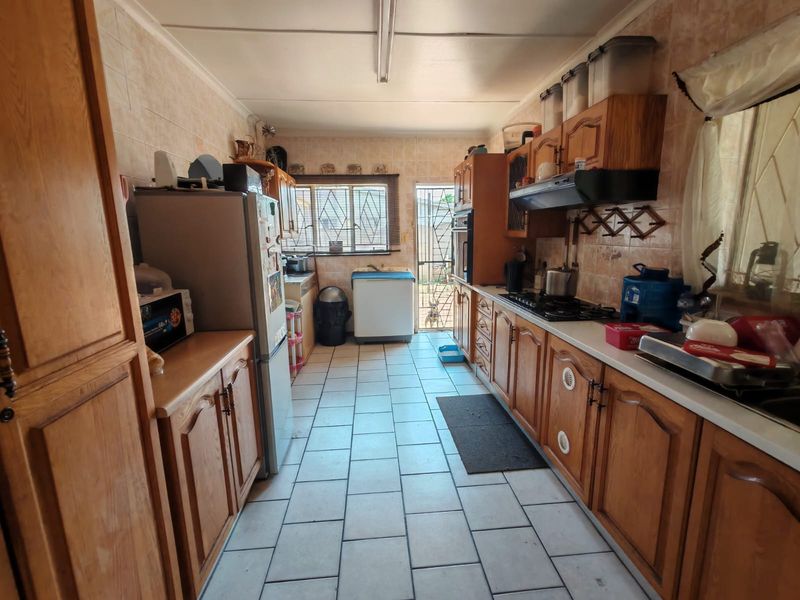 Family Home with Pool and Lapa in Sasolburg Ext 12 - Photo 3