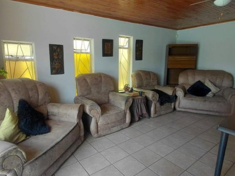 Family Home with Pool and Lapa in Sasolburg Ext 12 - Photo 4