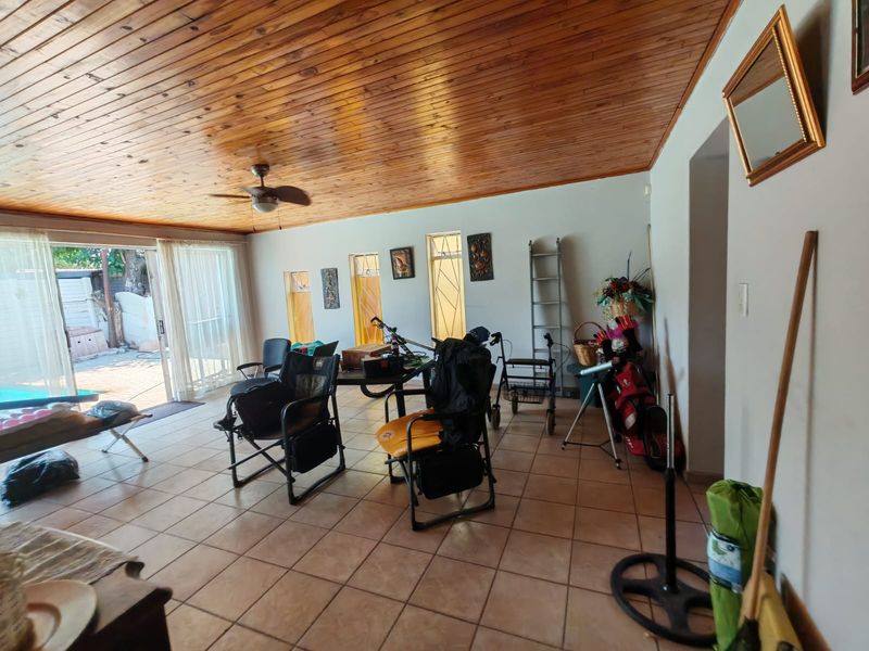 Family Home with Pool and Lapa in Sasolburg Ext 12 - Photo 5