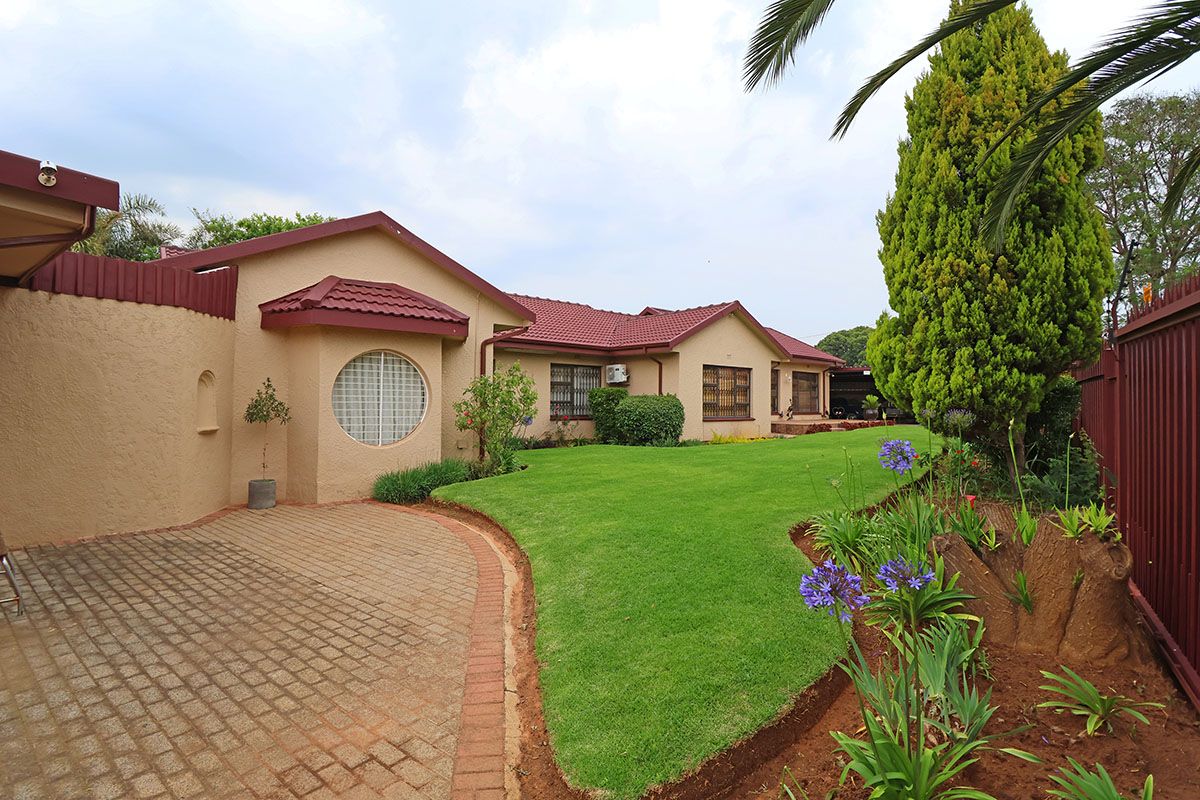 Stunning 3 Bedroom House in Helikonpark - Photo 3