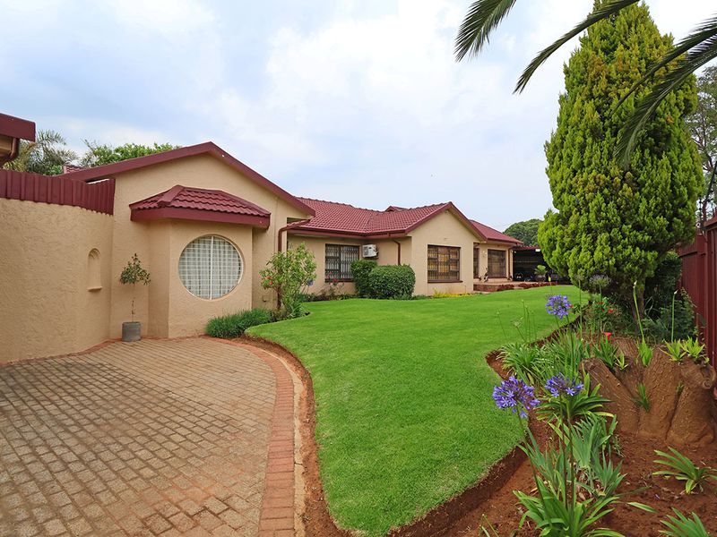Stunning 3 Bedroom House in Helikonpark - Photo 3