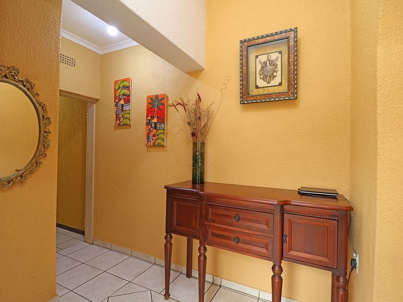Stunning 3 Bedroom House in Helikonpark - Photo 10