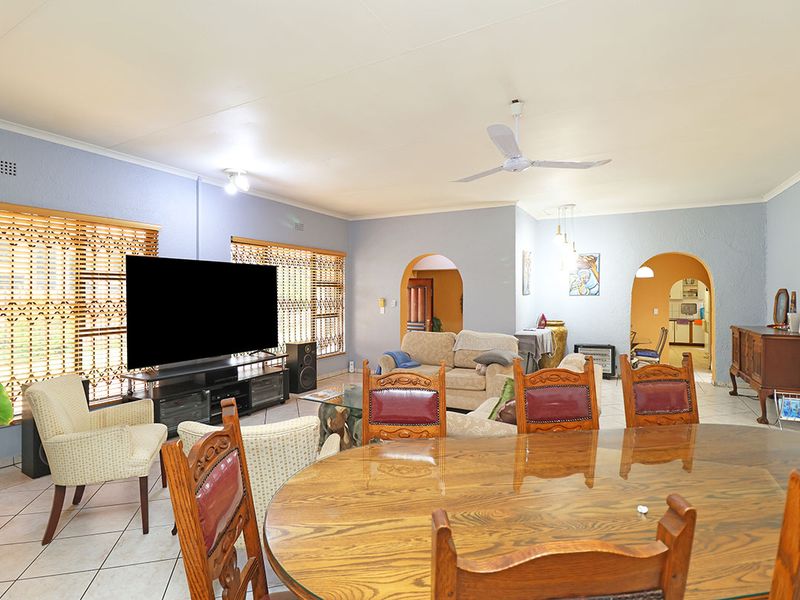 Stunning 3 Bedroom House in Helikonpark - Photo 6