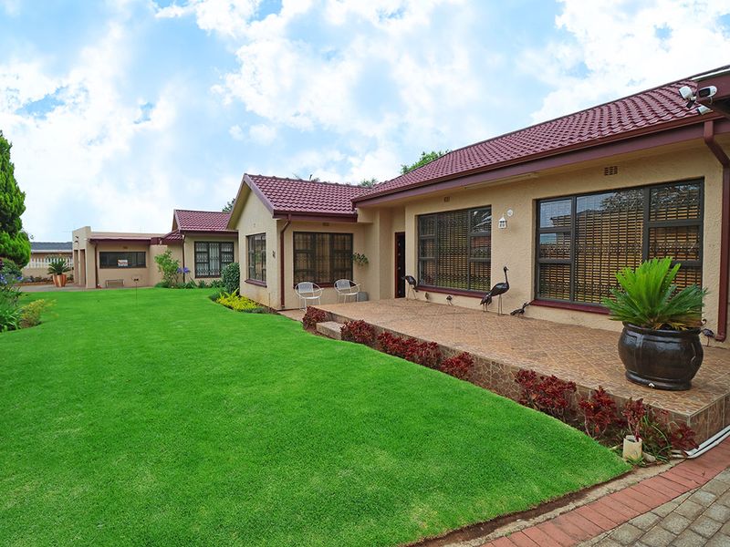 Stunning 3 Bedroom House in Helikonpark - Photo 1