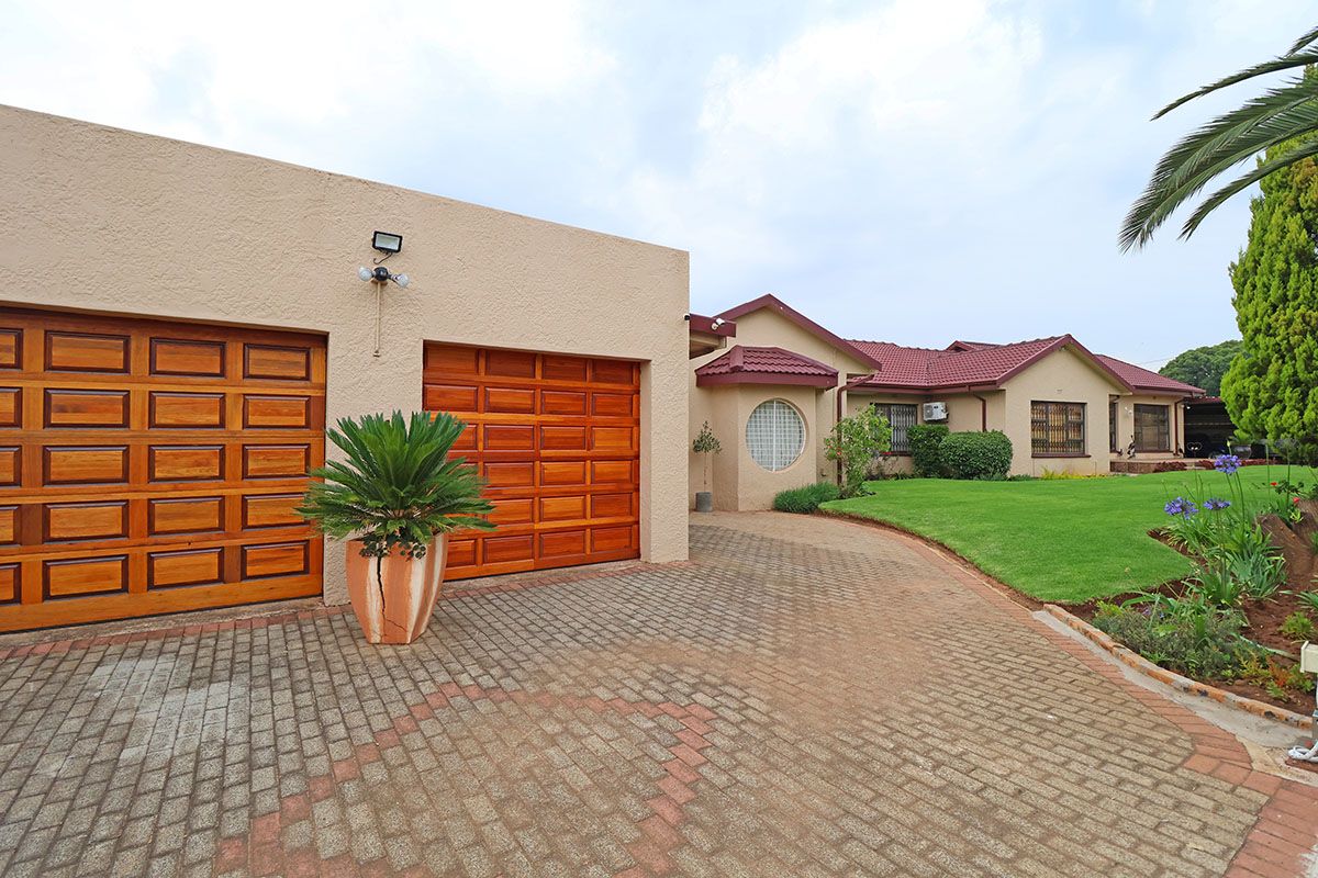 Stunning 3 Bedroom House in Helikonpark - Photo 2