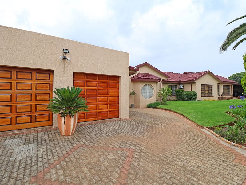 Stunning 3 Bedroom House in Helikonpark - Photo 2