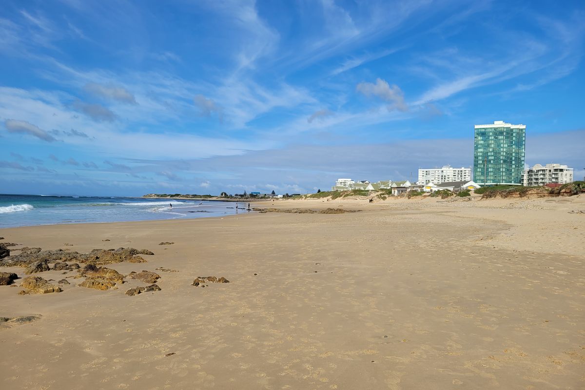 Prime Beachfront Living — Ideal investment For The Iron Man - Opposite Pollock Beach - Photo 3