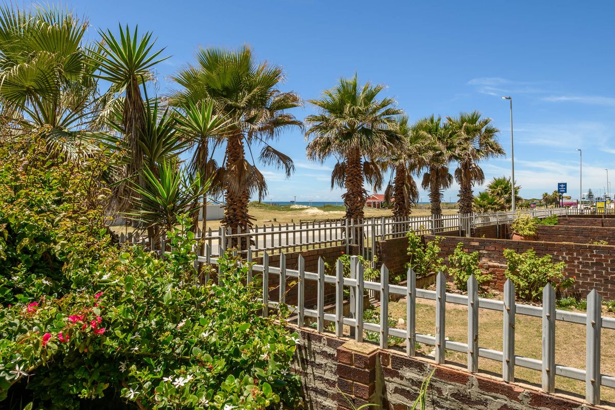 Prime Beachfront Living — Ideal investment For The Iron Man - Opposite Pollock Beach - Photo 2