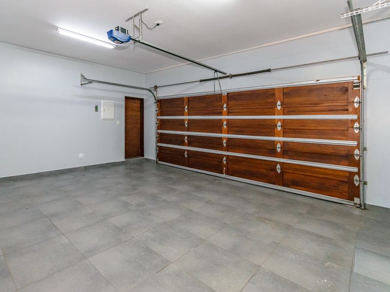 A Modern Masterpiece with Seamless Indoor-Outdoor Living - Photo 9