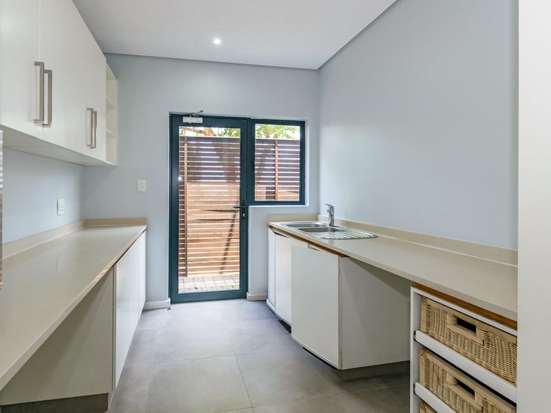 A Modern Masterpiece with Seamless Indoor-Outdoor Living - Photo 8