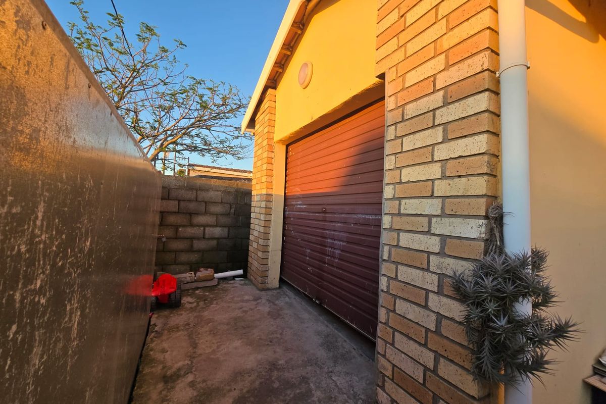 Beautiful Three-Bedroom Home in a Quiet, Friendly Neighborhood - Photo 3