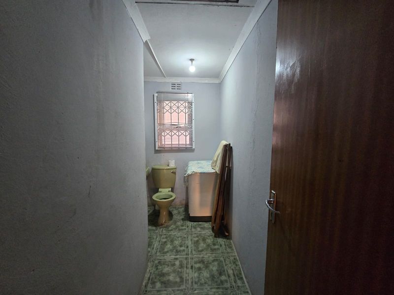 Beautiful Three-Bedroom Home in a Quiet, Friendly Neighborhood - Photo 8