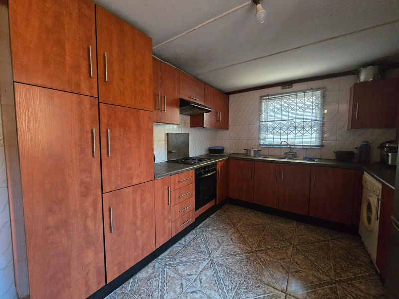 Beautiful Three-Bedroom Home in a Quiet, Friendly Neighborhood - Photo 10