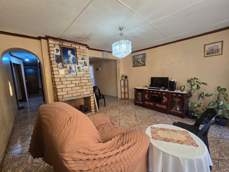 Beautiful Three-Bedroom Home in a Quiet, Friendly Neighborhood - Photo 7