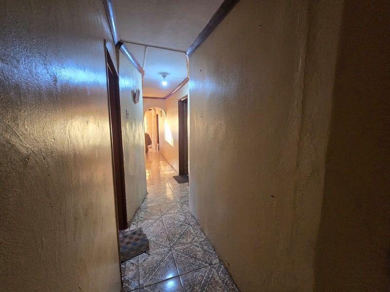 Beautiful Three-Bedroom Home in a Quiet, Friendly Neighborhood - Photo 6