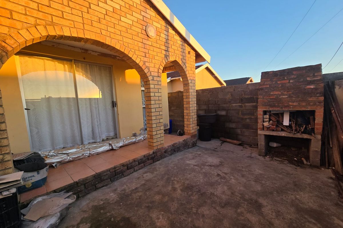 Beautiful Three-Bedroom Home in a Quiet, Friendly Neighborhood - Photo 2