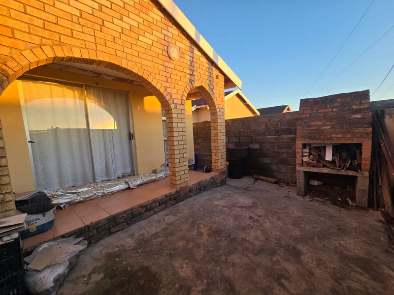 Beautiful Three-Bedroom Home in a Quiet, Friendly Neighborhood - Photo 2