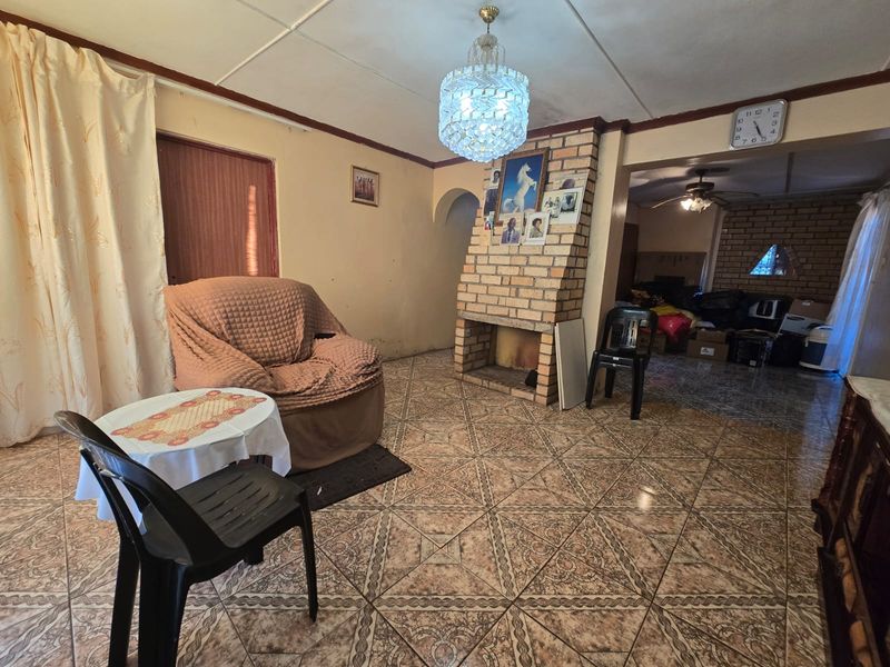 Beautiful Three-Bedroom Home in a Quiet, Friendly Neighborhood - Photo 4