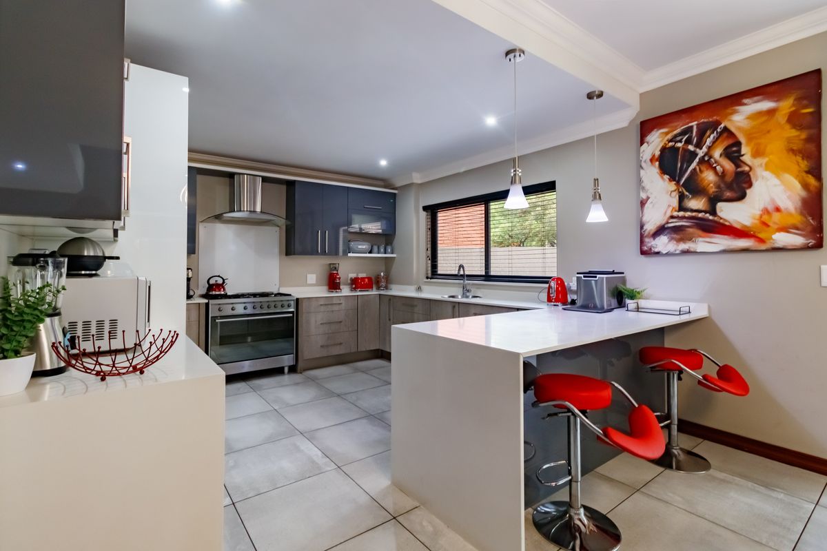 Modern Family Luxury in a Premier Security Estate - Photo 5