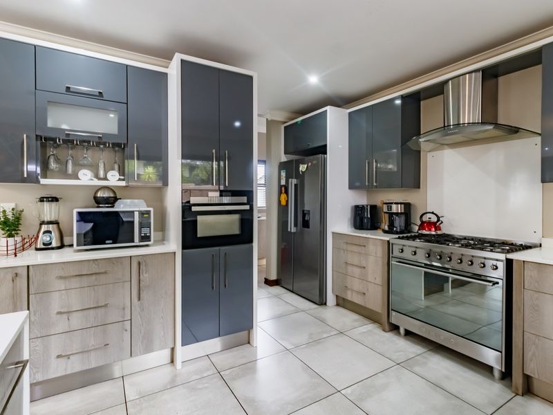 Modern Family Luxury in a Premier Security Estate - Photo 8