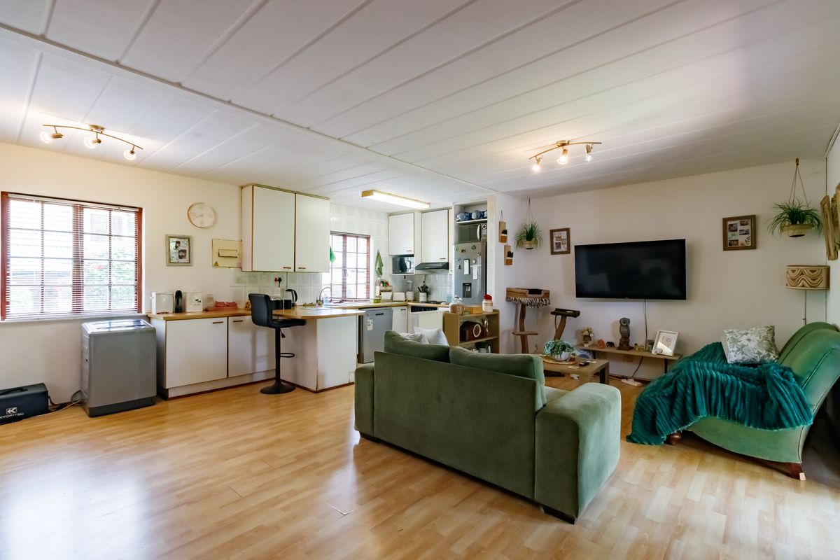 Spacious Loft-Style Living With Garden - Photo 4