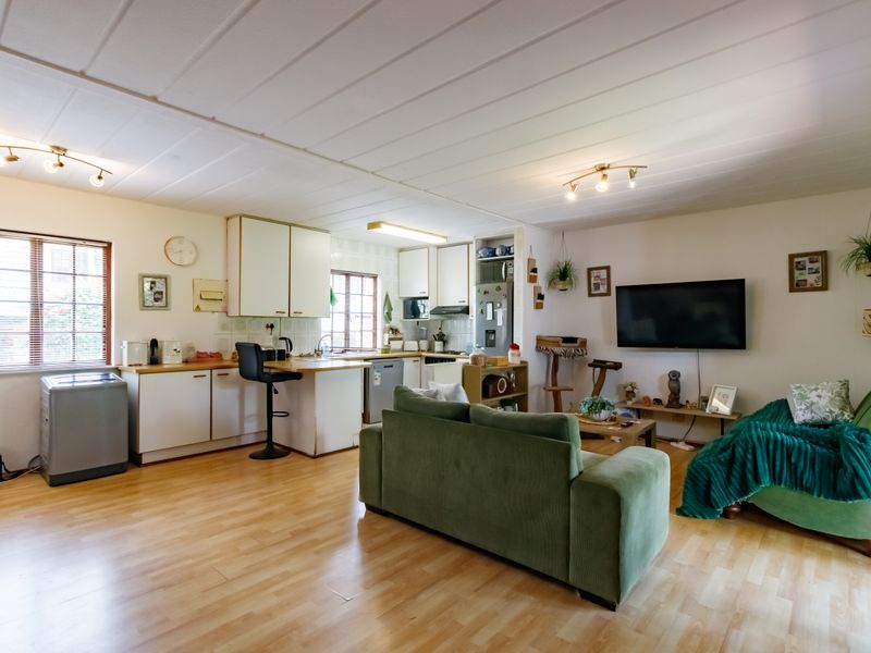 Spacious Loft-Style Living With Garden - Photo 4