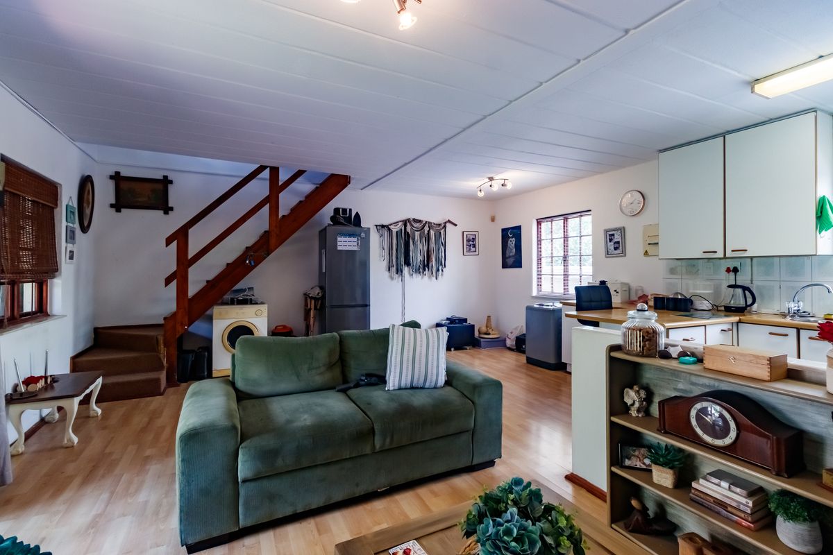 Spacious Loft-Style Living With Garden - Photo 3