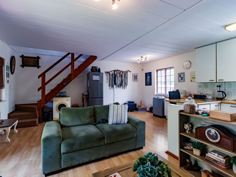 Spacious Loft-Style Living With Garden - Photo 3