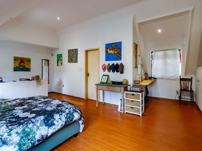 Spacious Loft-Style Living With Garden - Photo 9