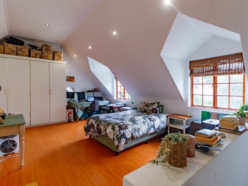 Spacious Loft-Style Living With Garden - Photo 10