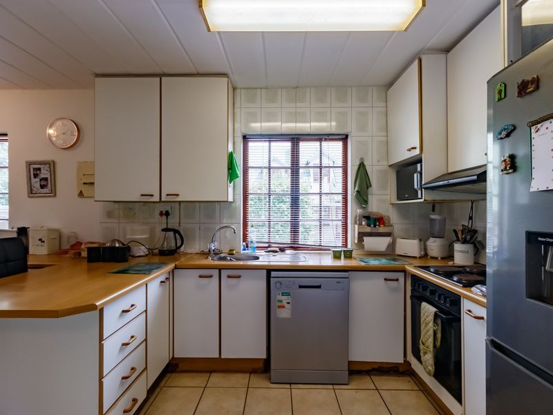 Spacious Loft-Style Living With Garden - Photo 7