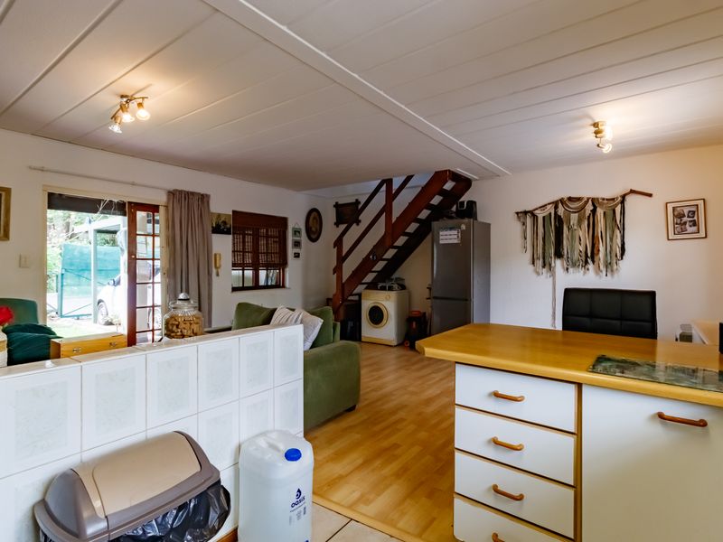 Spacious Loft-Style Living With Garden - Photo 6