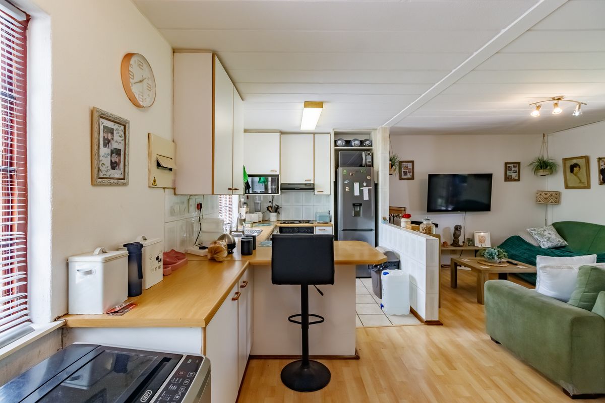 Spacious Loft-Style Living With Garden - Photo 5