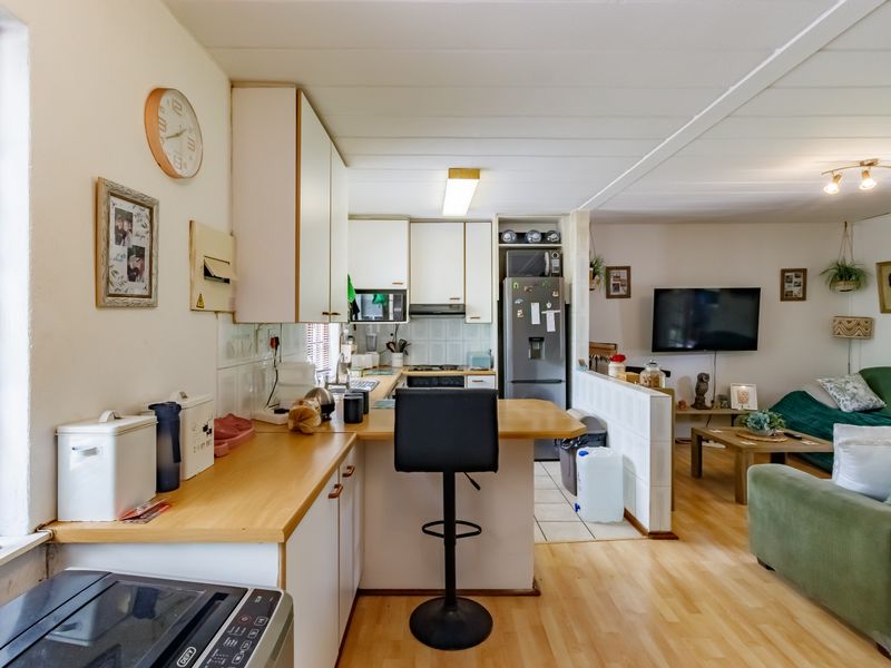 Spacious Loft-Style Living With Garden - Photo 5