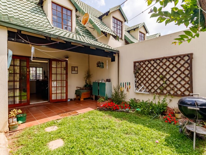 Spacious Loft-Style Living With Garden - Photo 2