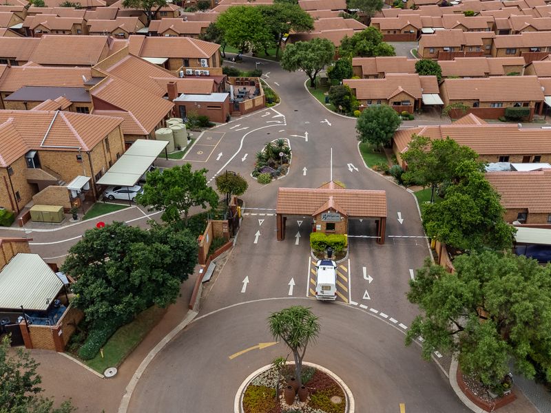 Cute, Cozy Retirement Unit on First Floor - Photo 2