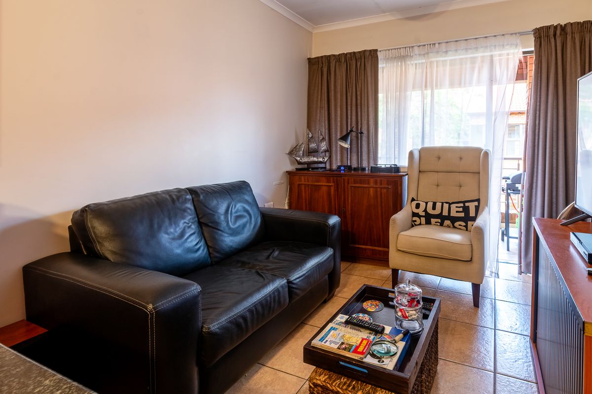 Cute, Cozy Retirement Unit on First Floor - Photo 4