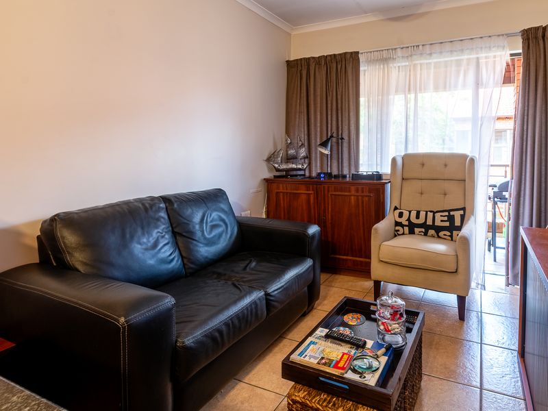 Cute, Cozy Retirement Unit on First Floor - Photo 4