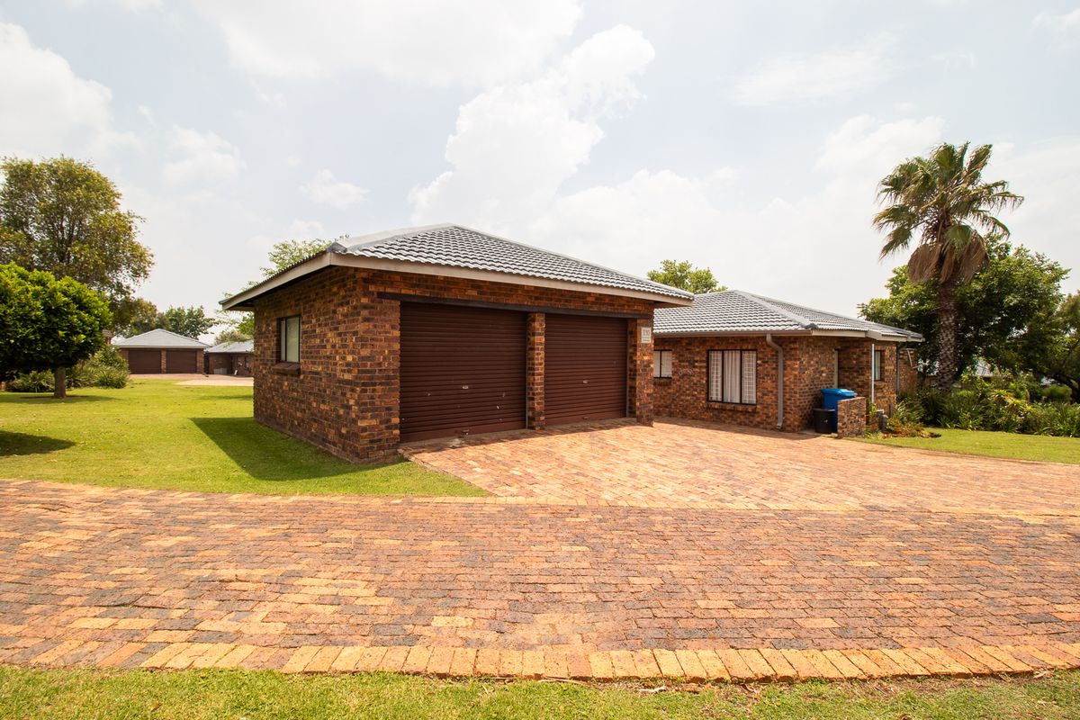 Welcome to Marina Letata, one of the most sought-after estates on the banks of the Vaal Dam. - Photo 2